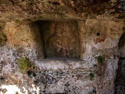 Al suo interno � infatti presente un antico affresco che, seppur sbiadito dall�umidit� e dalla muffa, conserva ancora i suoi colori accesi